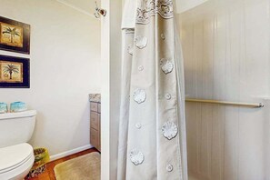 Shower, hair dryer, towels - Town of South Bethany Bay Front house w/boat dock, deck, grill (Bethany Beach)