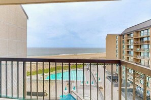Property grounds - Sea Colony oceanfront 7th-floor condo with pool & tennis/basketball courts (Bethany Beach)