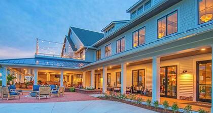 Bayside Resort condo with pools, athletic courts, on-site golf, & shuttle access