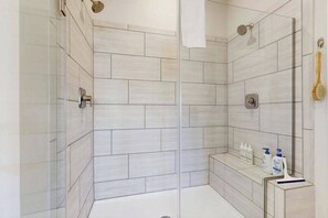 Shower, hair dryer, towels - Milo's Haven townhouse w/community pool, grill, close to restaurants (Frankford)
