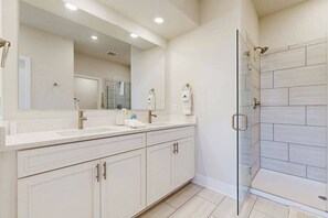 Shower, hair dryer, towels - Milo's Haven townhouse w/community pool, grill, close to restaurants (Frankford)