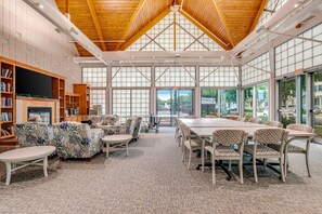 Dining - Bear Trap Dunes condo with pools, hot tub, WiFi, fitness center, golf on site (Ocean View)