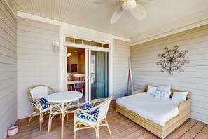 Outdoor dining - Bear Trap Dunes condo with pools, hot tub, WiFi, fitness center, golf on site (Ocean View)