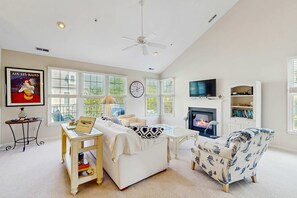 TV - Bear Trap Dunes condo with pools, hot tub, WiFi, fitness center, golf on site (Ocean View)