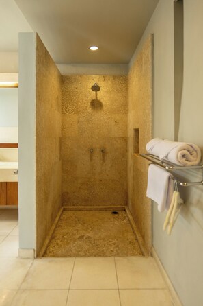 Jetted bath, hair dryer, bidet, towels - Private 2-bedroom villa in premium location Seminyak with Swimming Pools (Badung seminyak)
