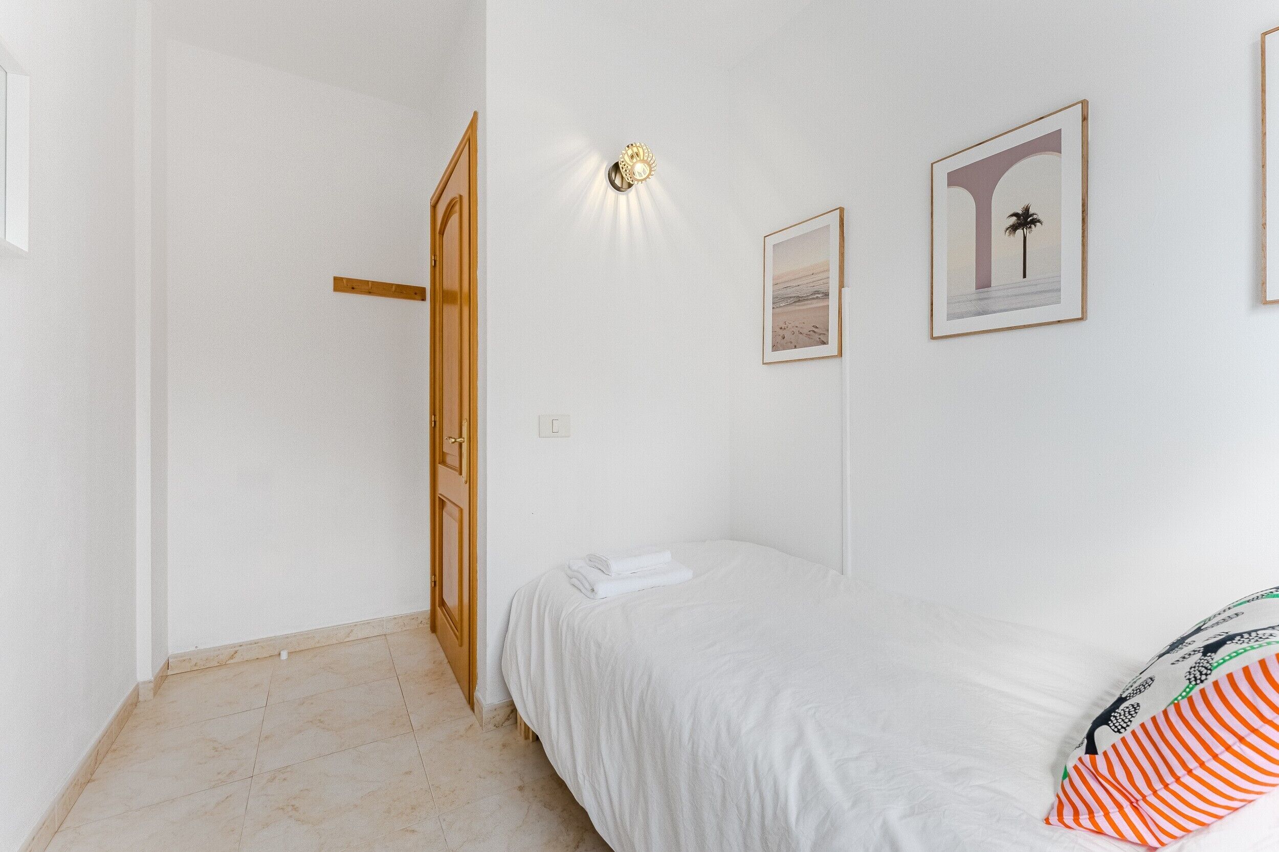 Tabla de planchar con plancha, wifi, ropa de cama