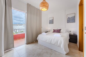 Tabla de planchar con plancha, wifi y ropa de cama 