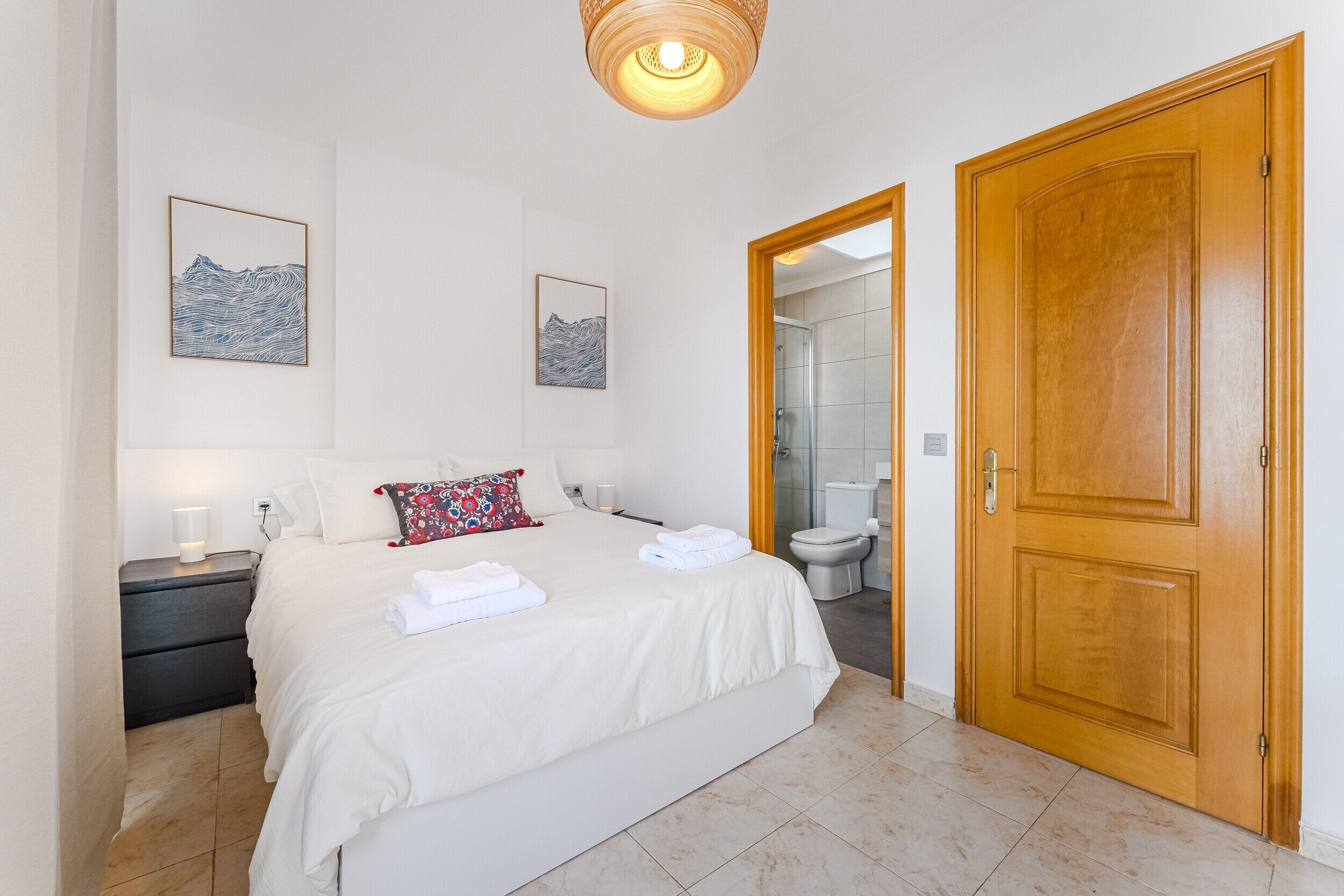 Tabla de planchar con plancha, wifi, ropa de cama