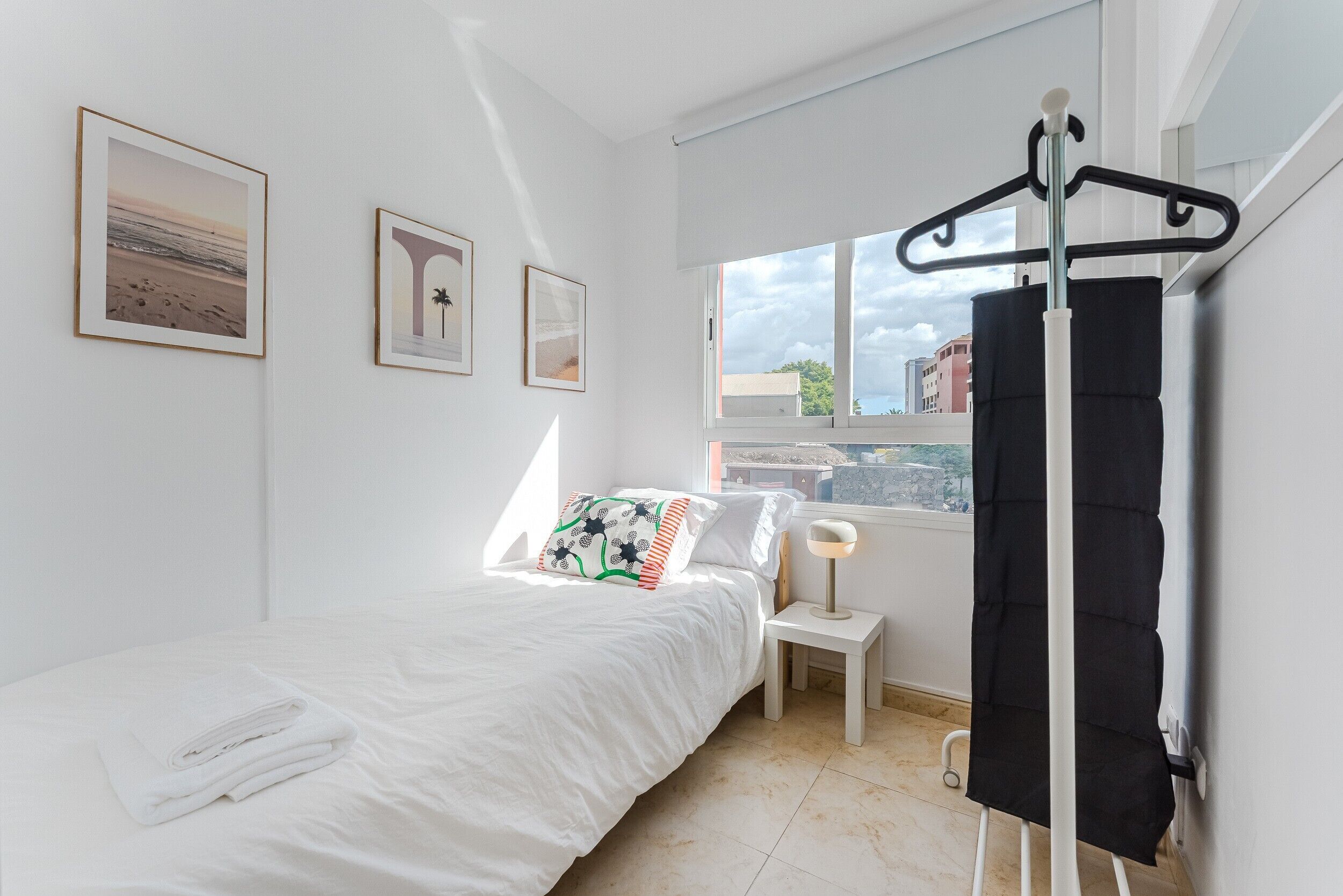 Tabla de planchar con plancha, wifi, ropa de cama