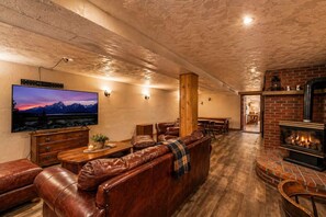 Interior - Harbour Hideout | Downtown Sheridan WY Basement Stay | 3 King Beds | Sleeps 8 | Steps to Blacktooth Brewing | Free BJJ Class | Full Kitchen | Fast WiFi (Sheridan)