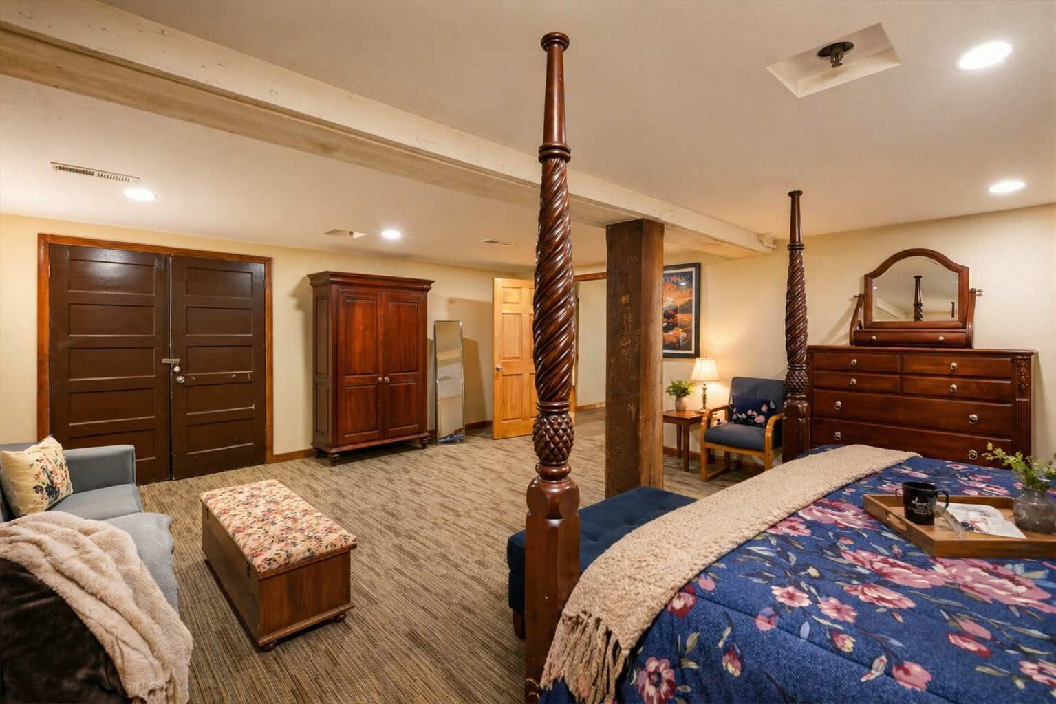 Desk, WiFi, bed sheets