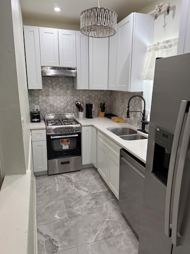 Charming 1-bedroom apartment with AC in lively Philadelphia / a beautiful view.