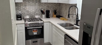 Charming 1-bedroom apartment with AC in lively Philadelphia / a beautiful view.