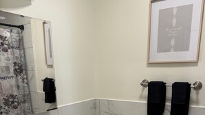 A bathroom with a toilet, sink, and mirror. - Charming 1-bedroom apartment with AC in lively Philadelphia / a beautiful view. (Philadelphia)