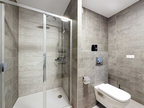 Shower, hair dryer, towels - Les Rennes - apartment - 6pers - Jacuzzi (Les Gets)