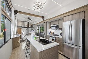 Refrigerador, microondas, horno y parrilla de estufa 