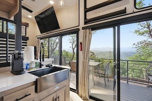 Fridge, microwave, oven, stovetop - The Holly- Tree House views of the Smoky Mountains (Tallassee)