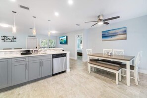 Fridge, microwave, oven, stovetop - Tropical spa! Hot tub, ping pong table, 5min to Beach, airport, & downtown! (Dania Beach)