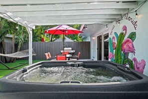 Outdoor dining - Tropical spa! Hot tub, ping pong table, 5min to Beach, airport, & downtown! (Dania Beach)
