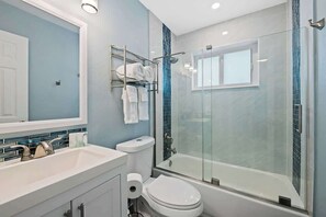 Shower, hair dryer, shampoo - Tropical spa! Hot tub, ping pong table, 5min to Beach, airport, & downtown! (Dania Beach)