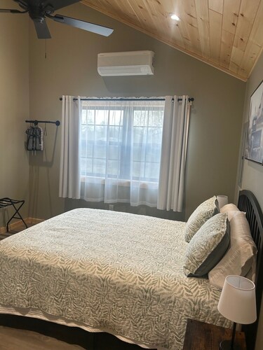 Cozy, quiet with a  country setting 1-bedroom hotel style cabin, #22, in Verona