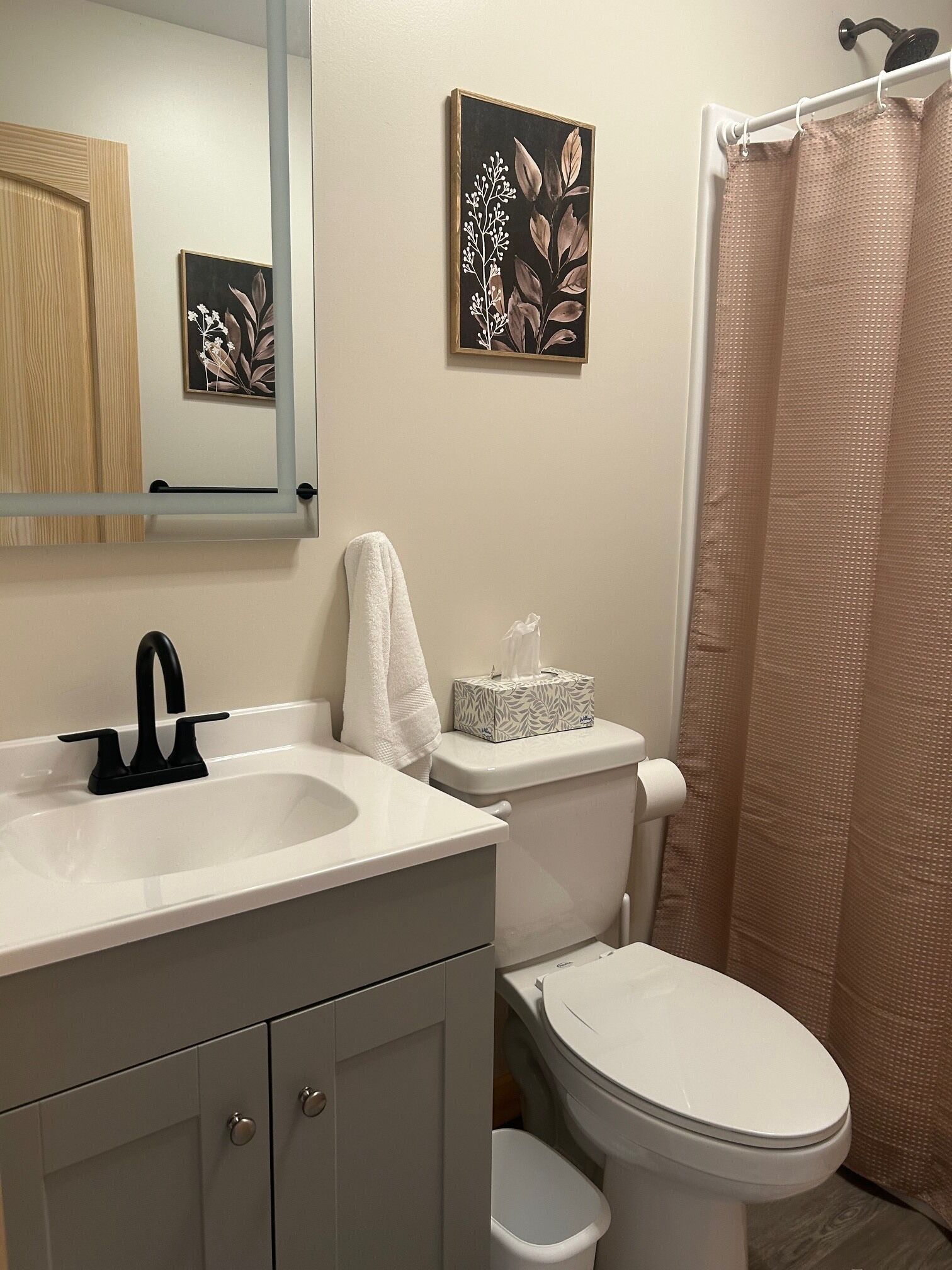 Een douche, een haardroger, handdoeken, toiletpapier