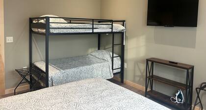 Cozy, quiet with a country setting 1-bedroom hotel style cabin, #22, in Verona