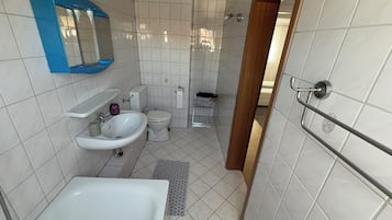Regadera, secadora de cabello, toallas, papel de baño