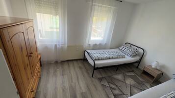 Iron/ironing board, WiFi, bed sheets