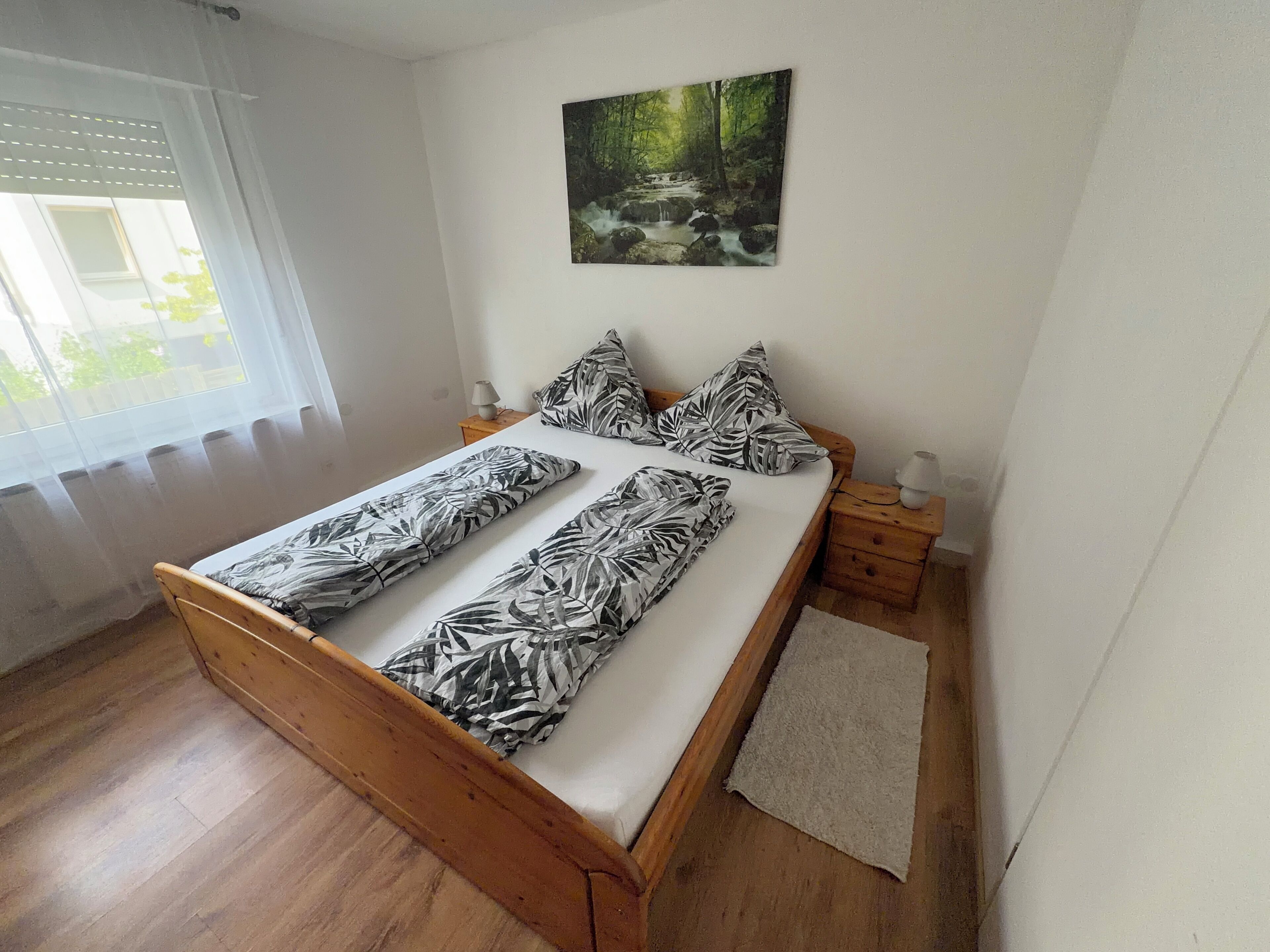 Tabla de planchar con plancha, wifi y ropa de cama 