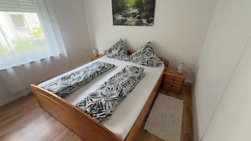 Tabla de planchar con plancha, wifi y ropa de cama