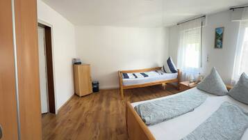 5 Schlafzimmer, Bügeleisen/Bügelbrett, kostenloses WLAN, Bettwäsche
