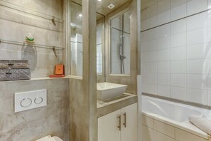 Shower, towels, shampoo - Authentic & New Studio - The Historical Le Marais (Paris)
