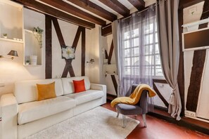 TV - Authentic & New Studio - The Historical Le Marais (Paris)