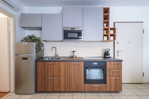 A modern kitchen with a built-in oven, microwave, and stainless steel refrigerator. - Comfortable 50m2 apartment, ideal for 2 people, located on the third floor of a building with a lift.The accommodation is located in a strategic position less than 1.5 km from the center of Bergamo and the train station, easily reachable both on foot and (Bergamo)