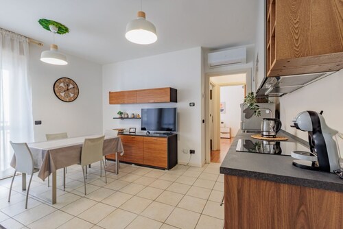 Comfortable 50m2 apartment, ideal for 2 people, located on the third floor of a building with a lift.The accommodation is located in a strategic position less than 1.5 km from the center of Bergamo and the train station, easily reachable both on foot and