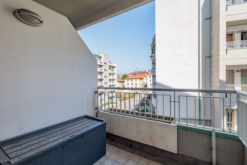 Comfortable 50m2 apartment, ideal for 2 people, located on the third floor of a building with a lift.The accommodation is located in a strategic position less than 1.5 km from the center of Bergamo and the train station, easily reachable both on foot and