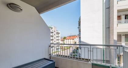Comfortable 50m2 apartment, ideal for 2 people, located on the third floor of a building with a lift.The accommodation is located in a strategic position less than 1.5 km from the center of Bergamo and the train station, easily reachable both on foot and