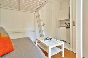 Iron/ironing board, travel cot, WiFi, bed sheets - Top studio-Coeur du 17e - Bail Moyenne Durée (1FD) (Paris)