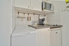 Fridge, microwave, stovetop, coffee/tea maker - Top studio-Coeur du 17e - Bail Moyenne Durée (1FD) (Paris)
