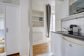 Fridge, microwave, stovetop, coffee/tea maker - Homey Studio - Coeur du 17em-Bail moyenne durée 2D (Paris)