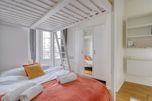 Iron/ironing board, travel cot, WiFi, bed sheets - Homey Studio - Coeur du 17em-Bail moyenne durée 2D (Paris)