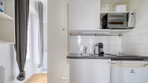 Une cuisine compacte équipée d’un four à micro-ondes, d’un évier et d’un lave-vaisselle.