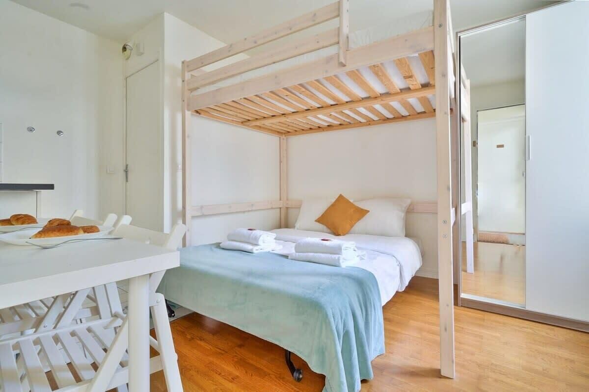 Iron/ironing board, travel crib, WiFi, bed sheets