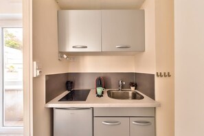 Fridge, microwave, stovetop, coffee/tea maker - Joli Studio, Neuf, Calme & Lumineux -Bail Mobilité (Paris)