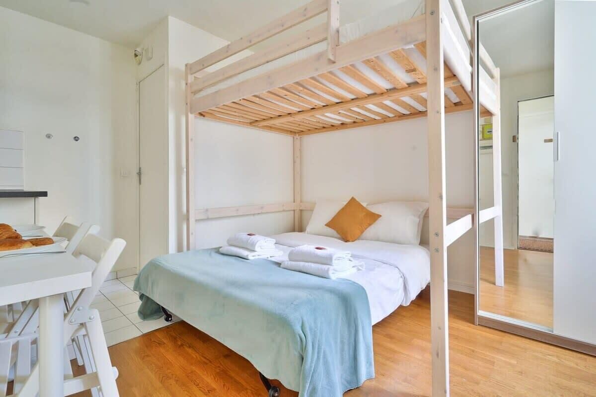 Tabla de planchar con plancha, wifi, ropa de cama