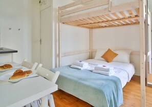 Iron/ironing board, WiFi, bed sheets - Joli studio-Coeur du 17e-Bail Moyenne Durée (1DD) (Paris)