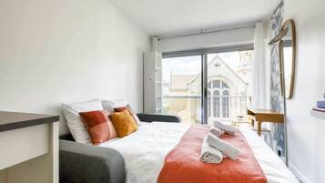 Een strijkplank/strijkijzer, reisbedje, wifi, beddengoed