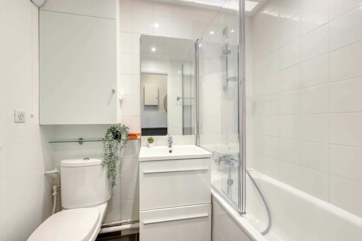 Een douche, handdoeken, shampoo