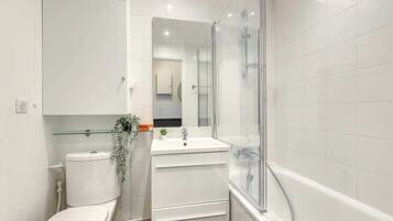 Een douche, handdoeken, shampoo